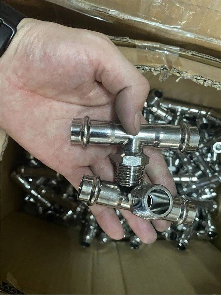 Ruostumattomasta teräksestä valmistettu uroskierrepuristuspaita
