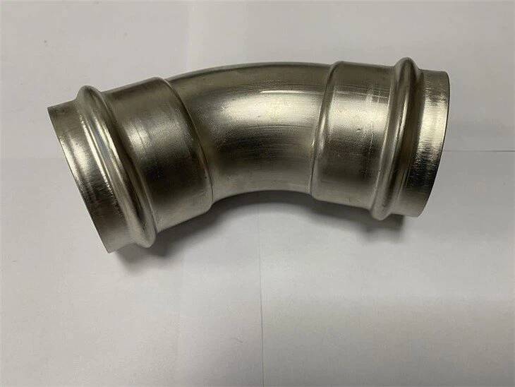 Ruostumattomasta teräksestä valmistettu puristin 45° kyynärpää