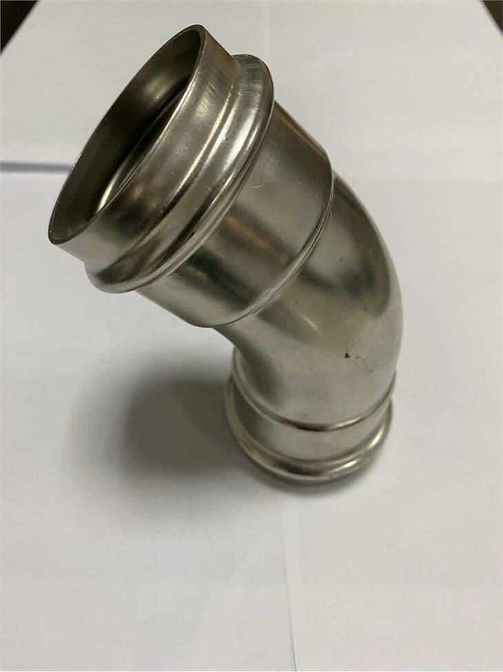 Ruostumattomasta teräksestä valmistettu puristin 45° kyynärpää